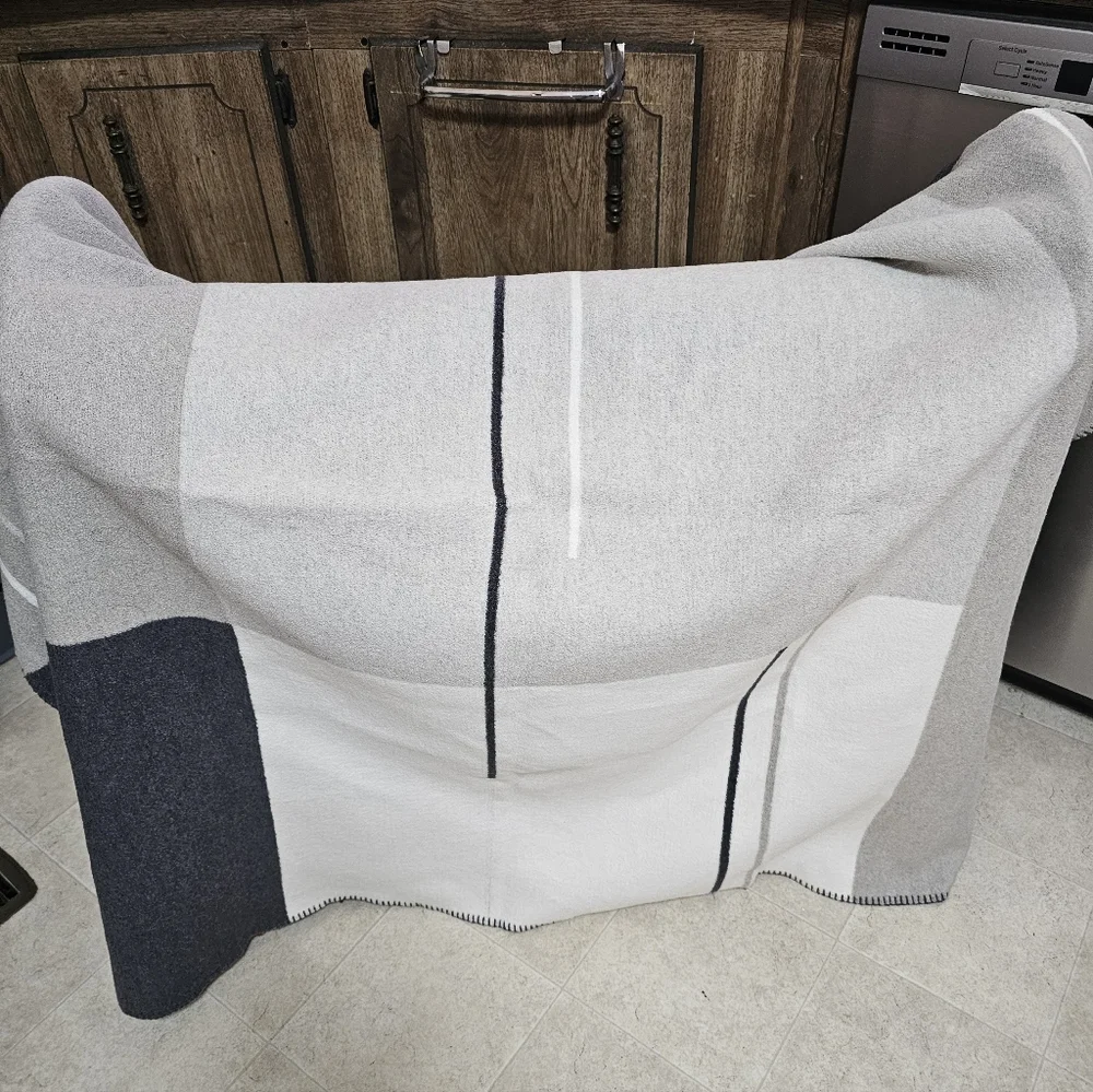 The Cotton Edition Portugal 50x52 Grey White Color Block Throw Blanket Euc